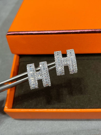 [Luna Brilliance]H STUD EARRINGS WITH SILVER DIAMONDS